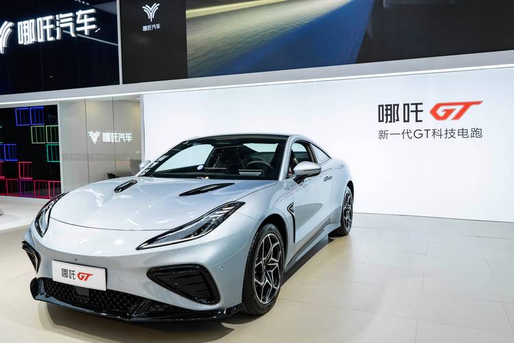 惠州73哪吒汽车在智能汽车领域的表现，领途汽车在新能源汽车市场中的影响力